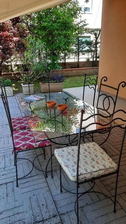 einen Tisch und zwei Stühle sowie einen Glastisch und Stühle in der Unterkunft San Lorenzo 66 in San Giovanni Valdarno