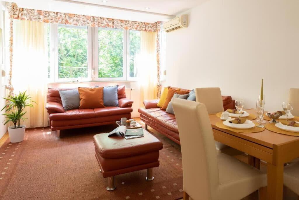 ein Wohnzimmer mit einem Sofa und einem Tisch in der Unterkunft Kennedy Apartment URBAN STAY in Zagreb