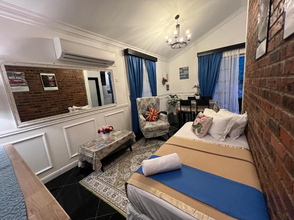 une chambre avec un lit, une chaise et un mur de briques dans l'établissement BERUNTUNG KE BARI RESORT @ PANTAI PENARIK, à Kampong Bari Kechil