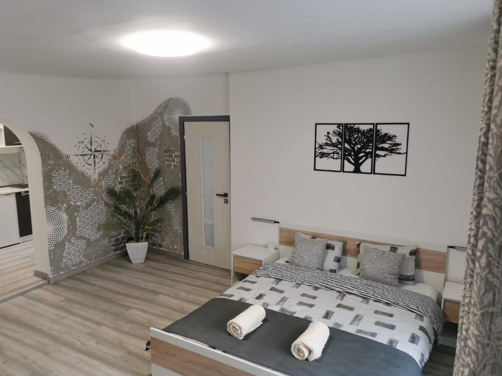 - une chambre avec un grand lit et des oreillers dans l'établissement Kucko Vendeghaz Guesthouse, à Sárospatak
