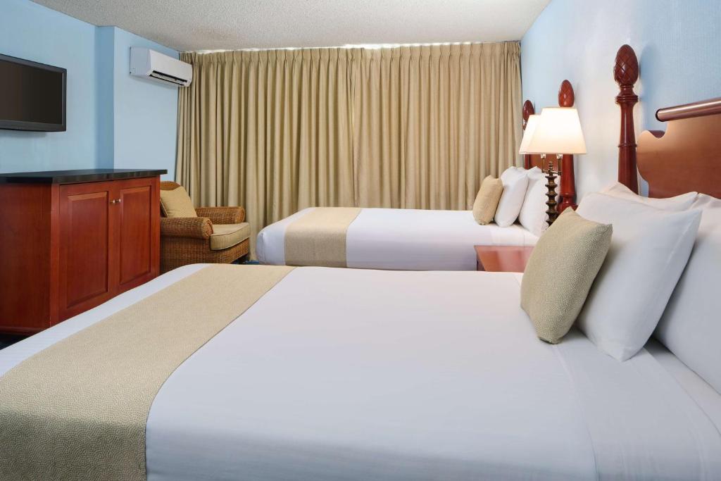 Postel nebo postele na pokoji v ubytování Ewa Hotel Waikiki