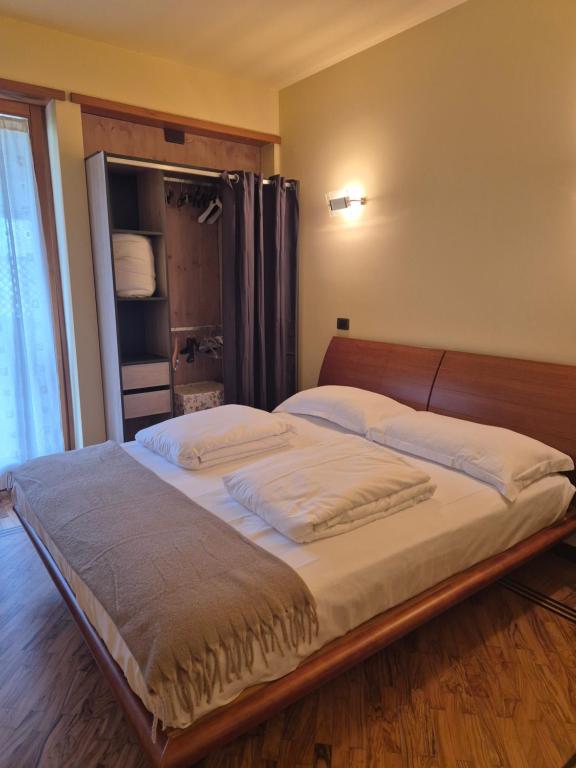 ティラーノにあるIl rosoneのベッドルーム1室(ベッド2台、窓付)