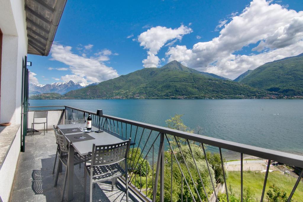 a balcony with a table and a view of a lake at Casa vacanza Guattini in Cremia