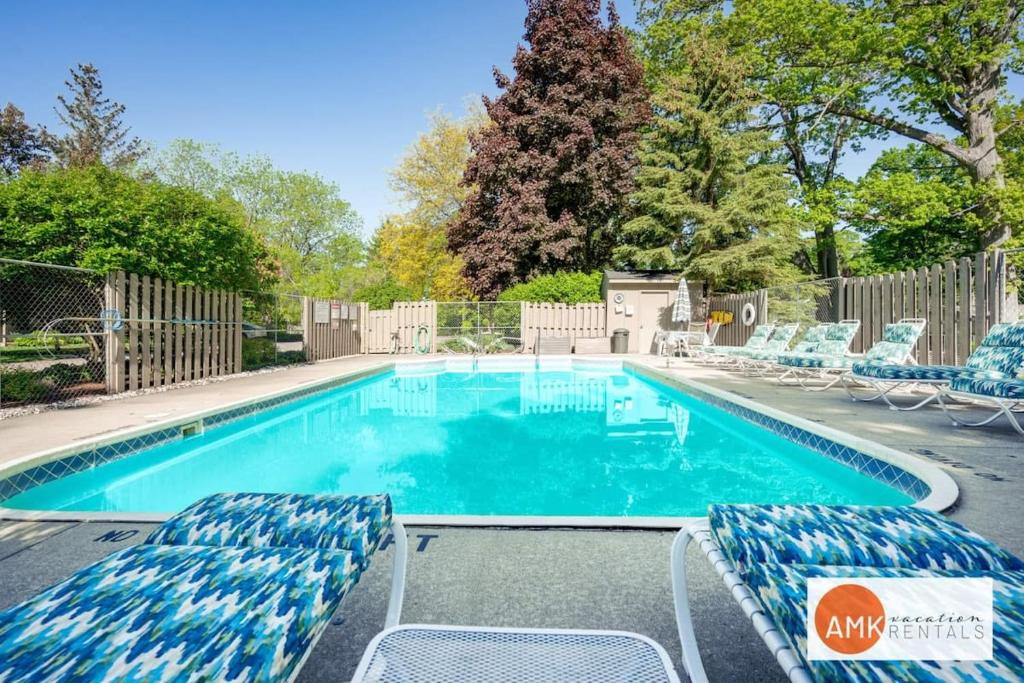 A piscina localizada em This Charming 2 bed condo is next to downtown Saugatuck and includes a pool! ou nos arredores