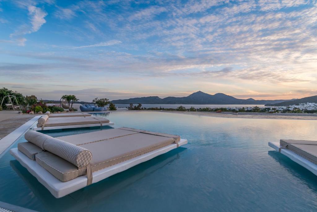 einen Pool mit zwei Betten im Wasser in der Unterkunft Blu Suites and Studios in Adamas