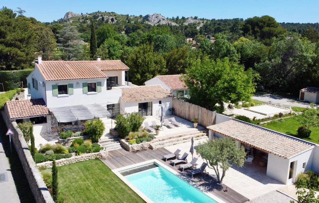 - une vue aérienne sur une maison avec une piscine dans l'établissement Bastide La Mérigot - Maussane-les-Alpilles, à Maussane-les-Alpilles