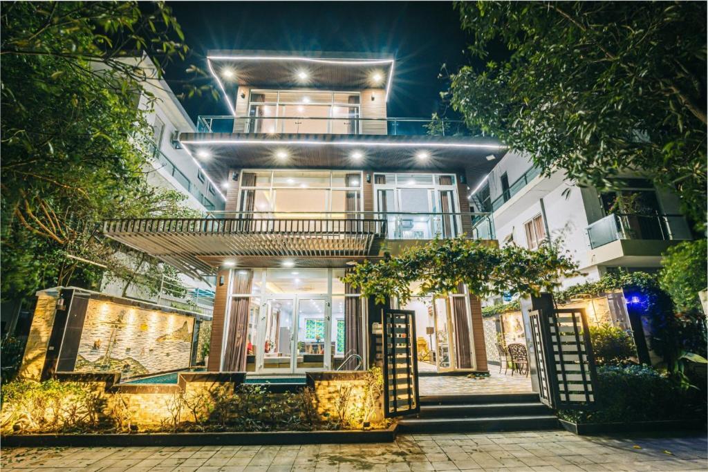 um edifício de apartamentos com uma varanda à noite em Villa Sao Biển 15 FLC Sầm Sơn em Sam Son