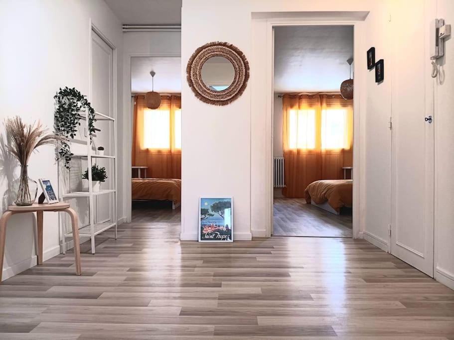 Cette chambre dispose d'un couloir avec un miroir mural. dans l'établissement Beau 3 pièces de 65m2 climatisé, à Nice