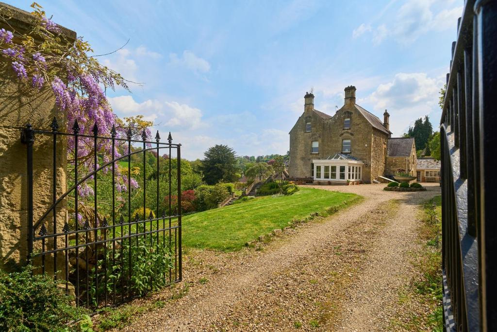 Taman di luar Luxury Big House Berkeley House near Bath