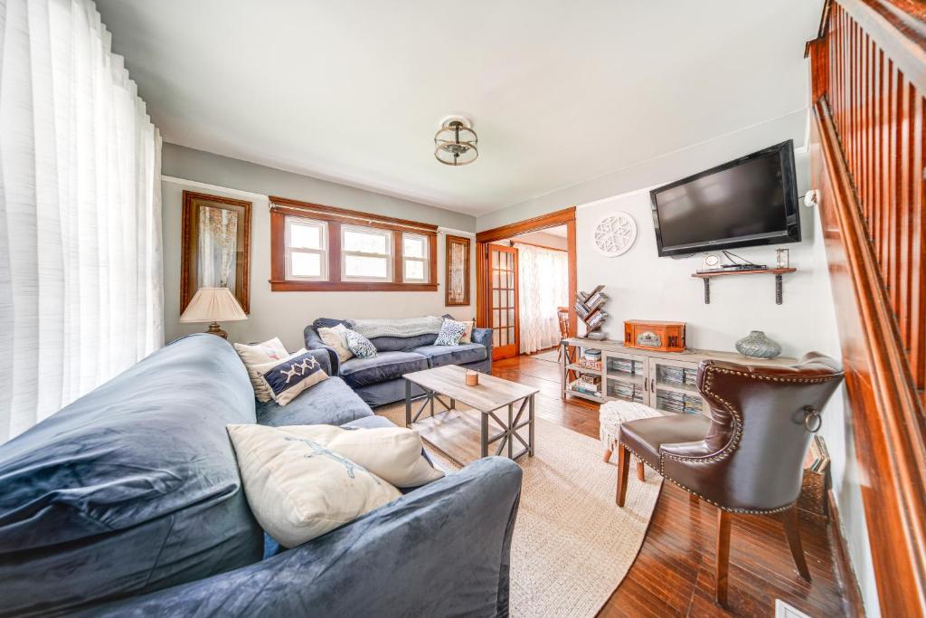 salon z dwiema kanapami i telewizorem w obiekcie Conneaut Vacation Rental with Deck Near Lake Erie! w mieście Conneaut