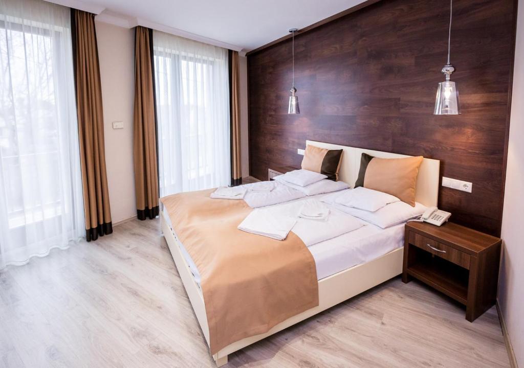 Un pat sau paturi într-o cameră la Hotel Median Hajdúnánás