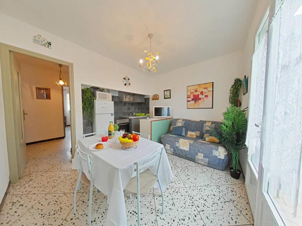 un salon avec une table et un canapé dans l'établissement Appartement avec balcon proche plage, à Saint Pierre La Mer