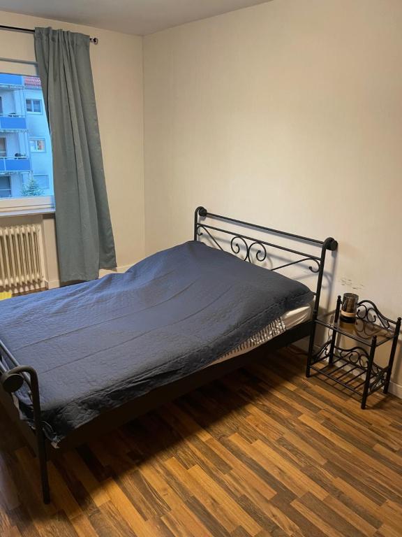 een slaapkamer met een bed in een kamer met een raam bij Zimmer in Wohnung mit Balkon in Gelnhausen