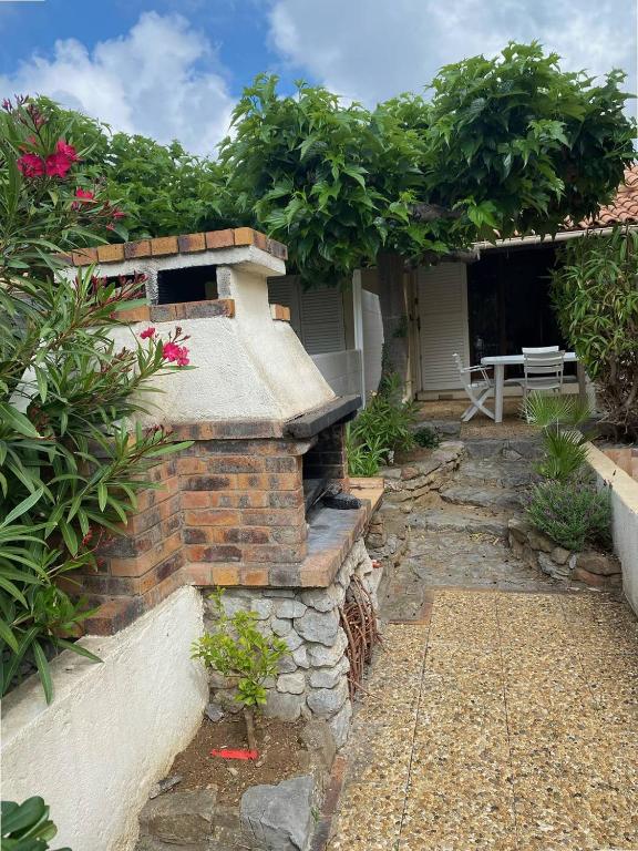 un four extérieur en briques devant une maison dans l'établissement Pavillon studio à 5min de la plage, à Saint Pierre La Mer