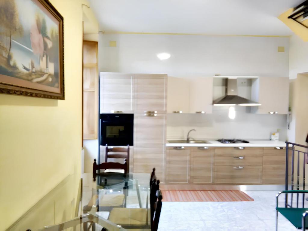 Kuchyň nebo kuchyňský kout v ubytování 3 bedrooms house at Formicola