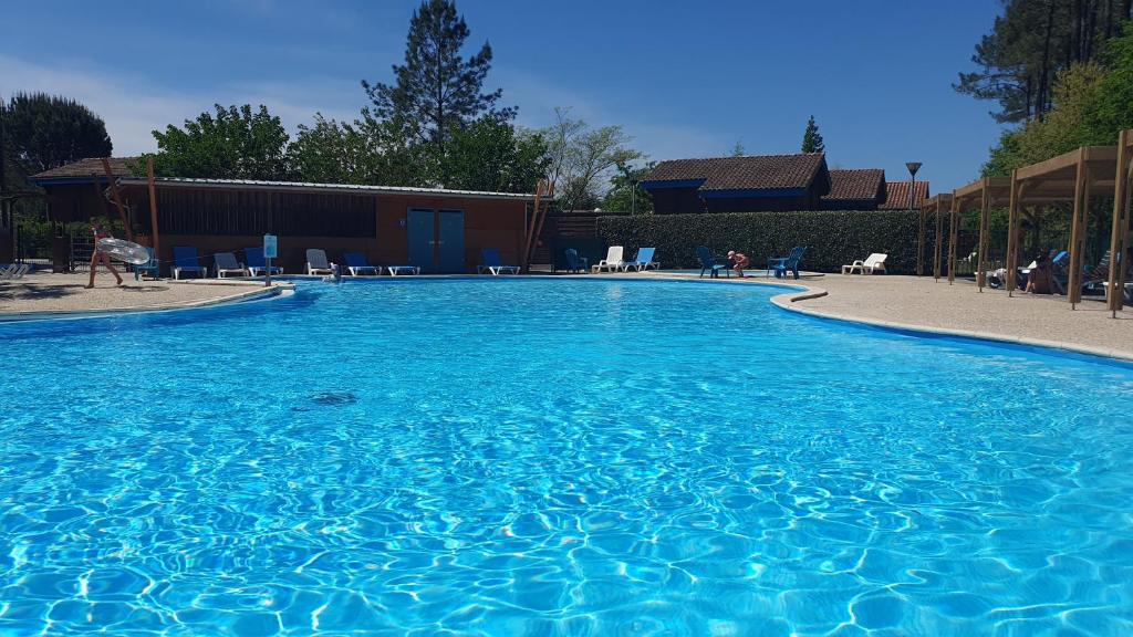 Bazén v ubytování COTTAGE ENTRE CONTIS ET MIMIZAN PLAGE - Piscine chauffée et balnéothérapie nebo v jeho okolí