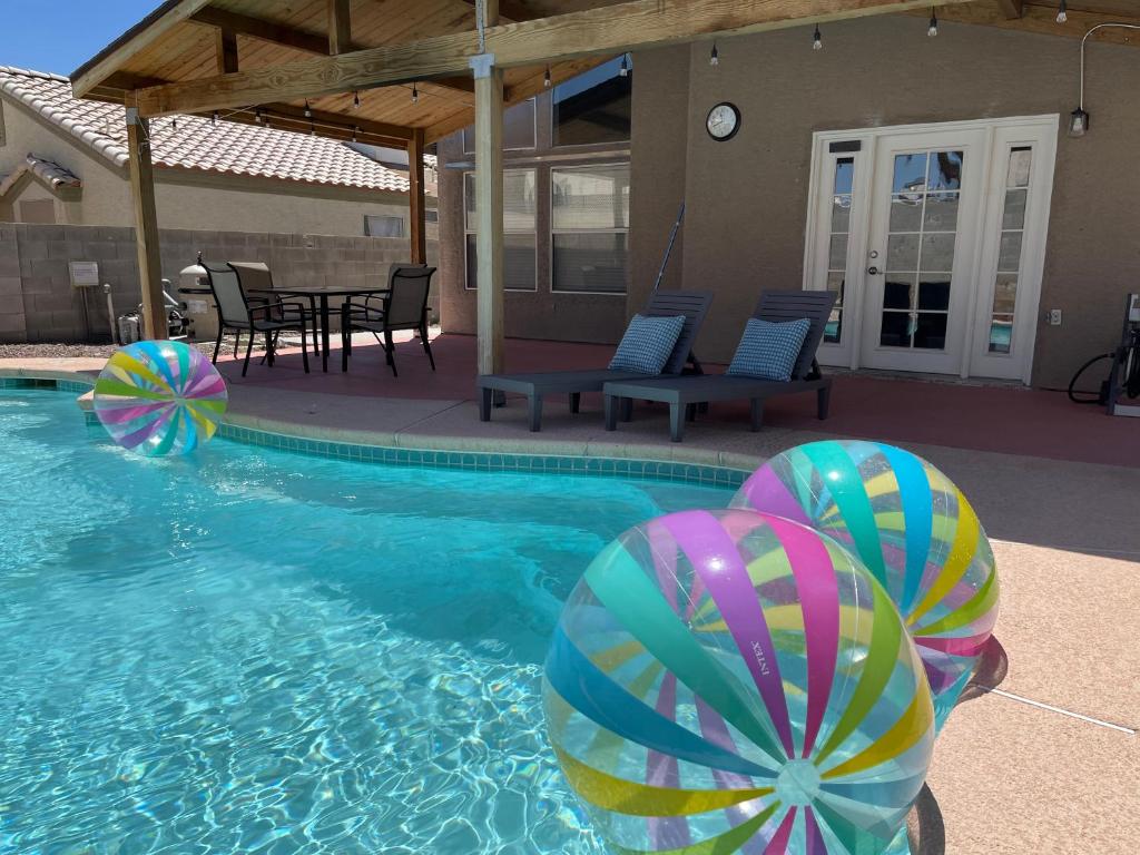 una piscina con dos pelotas de playa en el agua en Pool House Newly Remodeled 3bed 3bath Near DT Summerlin and Red Rock, en Las Vegas