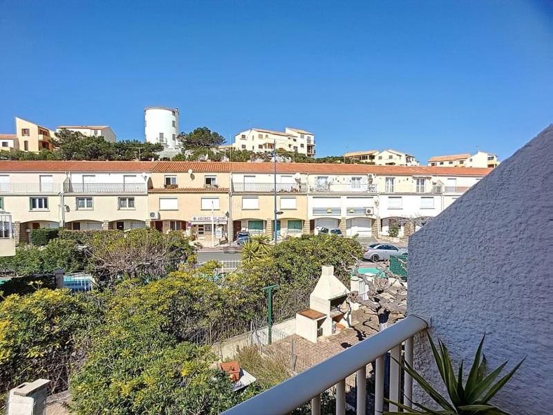 une vue d'une ville depuis le balcon d'un immeuble dans l'établissement Appartement à 100m de la plage, à Saint Pierre La Mer
