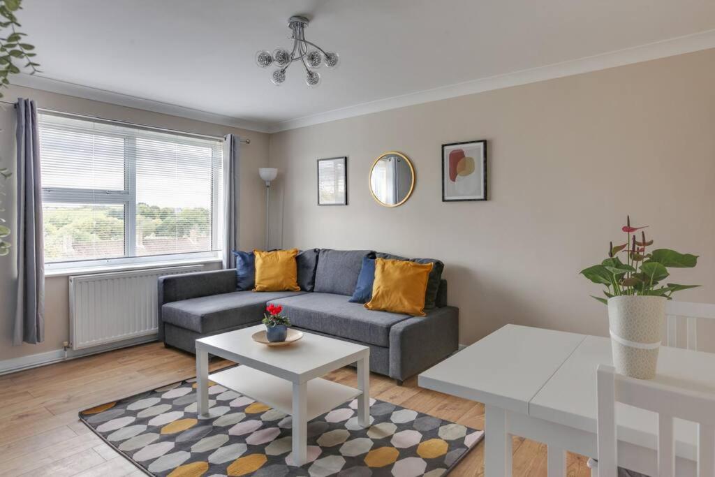 A seating area at Homely 1-Bed Apartment in Harlow - Free Parking by HP Accommodation