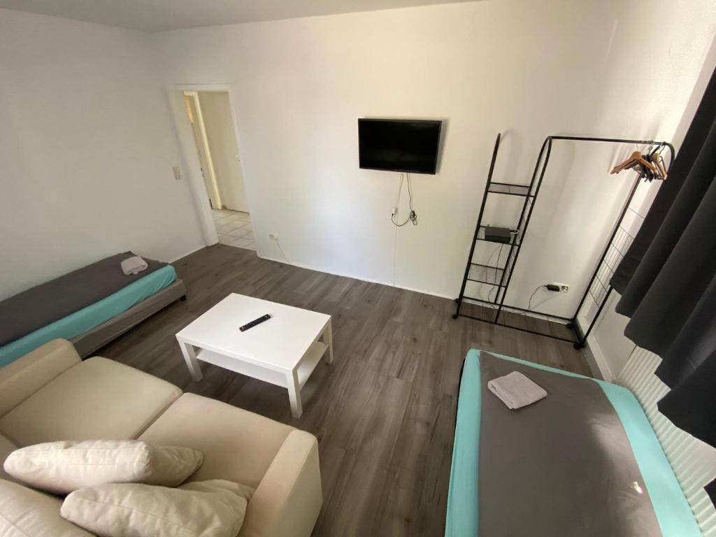 a living room with a couch and a tv at Wohnung nähe Daimler Eg in Bremen