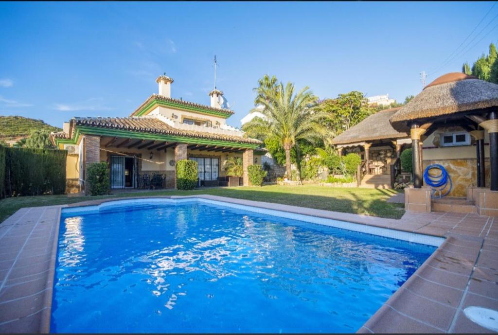 uma grande piscina em frente a uma casa em Villa For Families los Agaves em La Cala de Mijas