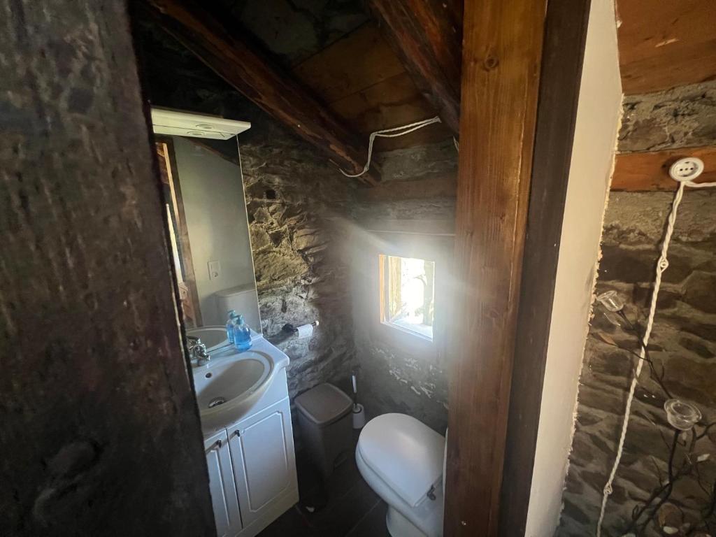 Koupelna v ubytování Borda Martí, Chalet de montaña en la Vall d'Incles HUT1-08422