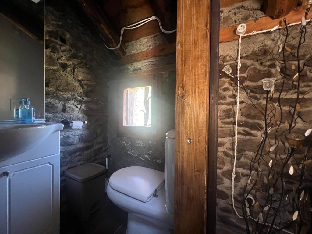 Koupelna v ubytování Borda Martí, Chalet de montaña en la Vall d'Incles HUT1-08422
