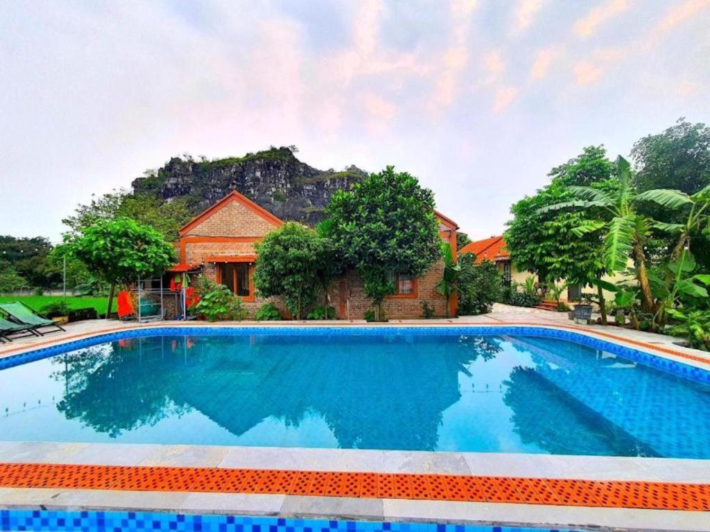 una piscina frente a una casa en Nhà Điệp Bungalow Ninh Binh, en Ninh Binh