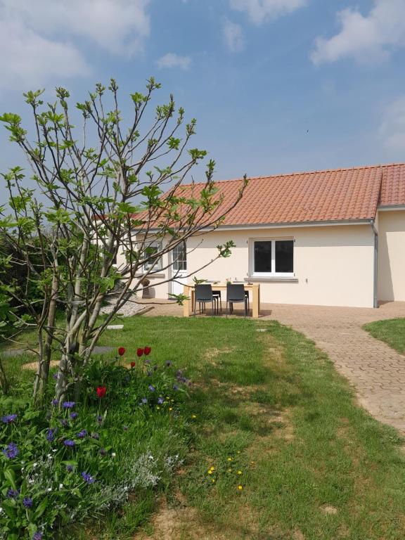 una casa con due sedie in cortile di Chez Paulette a Halinghen