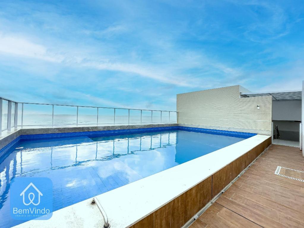 una piscina en la azotea de un edificio en Estadia Confortável: Studio no Smart Pituba, en Salvador
