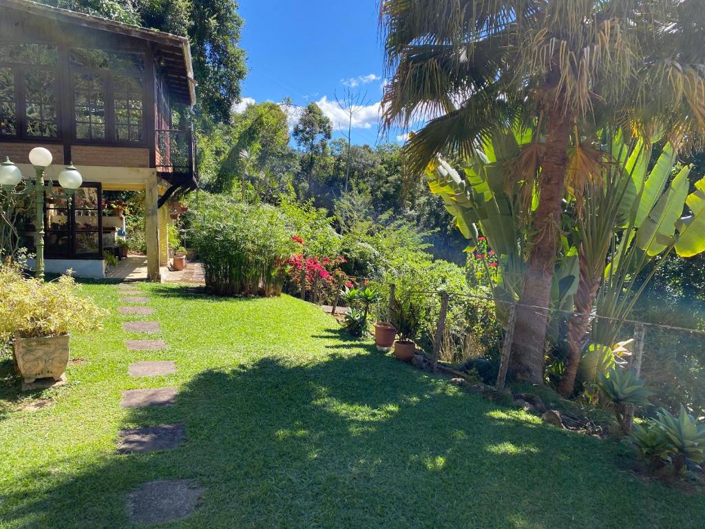Um jardim em Refúgio Tranquilo na Natureza com Casa de Festas: Perfeito para Família e Amigos