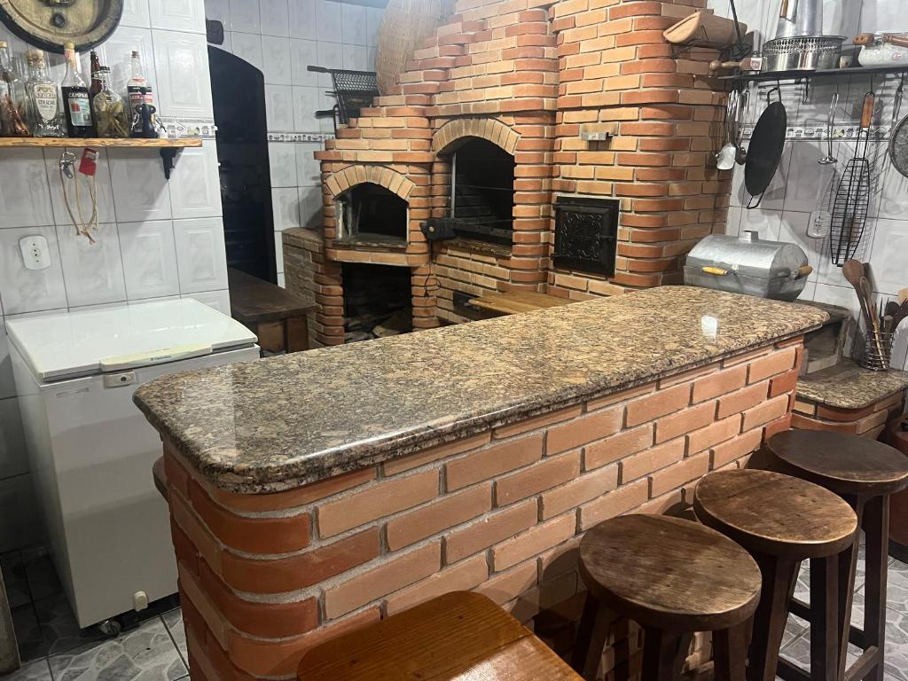 A cozinha ou cozinha compacta de Refúgio Tranquilo na Natureza com Casa de Festas: Perfeito para Família e Amigos