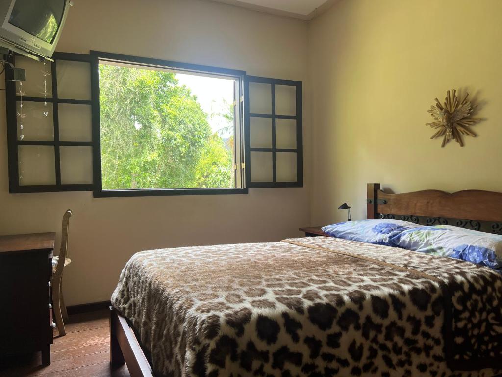 Cama ou camas em um quarto em Refúgio Tranquilo na Natureza com Casa de Festas: Perfeito para Família e Amigos