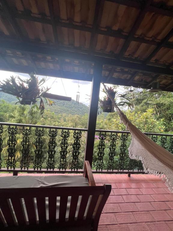 Uma varanda ou terraço em Refúgio Tranquilo na Natureza com Casa de Festas: Perfeito para Família e Amigos