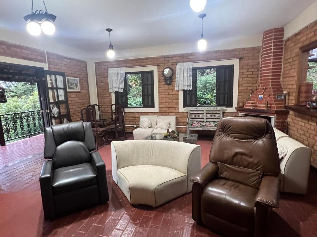 Uma área de estar em Refúgio Tranquilo na Natureza com Casa de Festas: Perfeito para Família e Amigos
