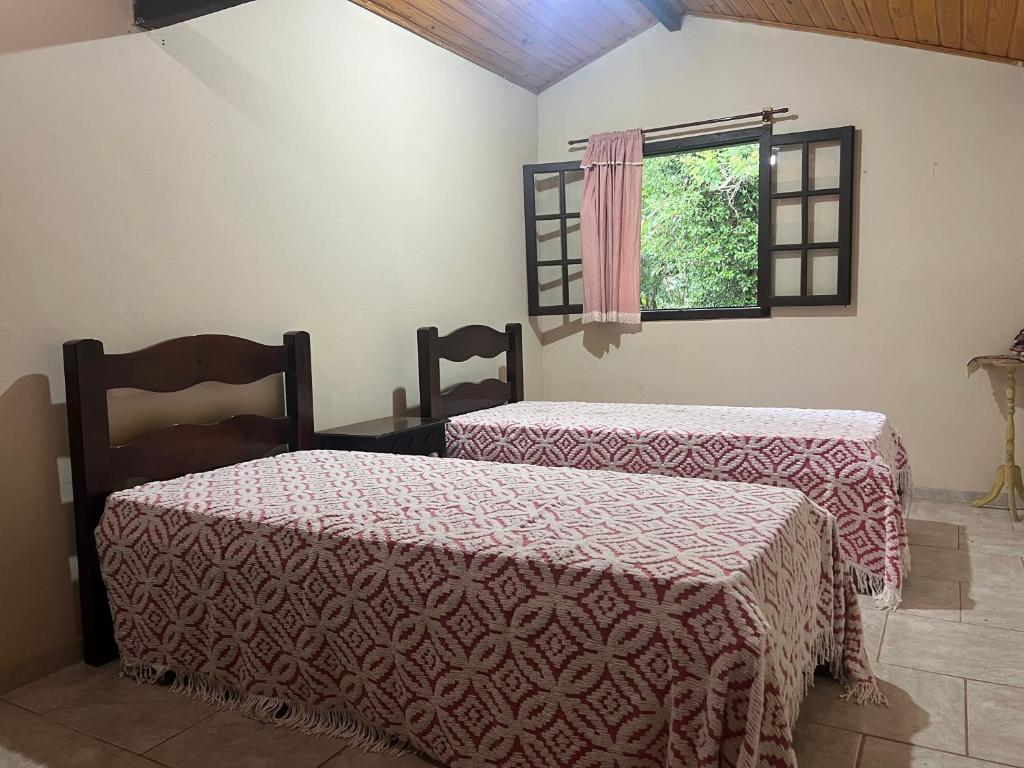 Cama ou camas em um quarto em Refúgio Tranquilo na Natureza com Casa de Festas: Perfeito para Família e Amigos