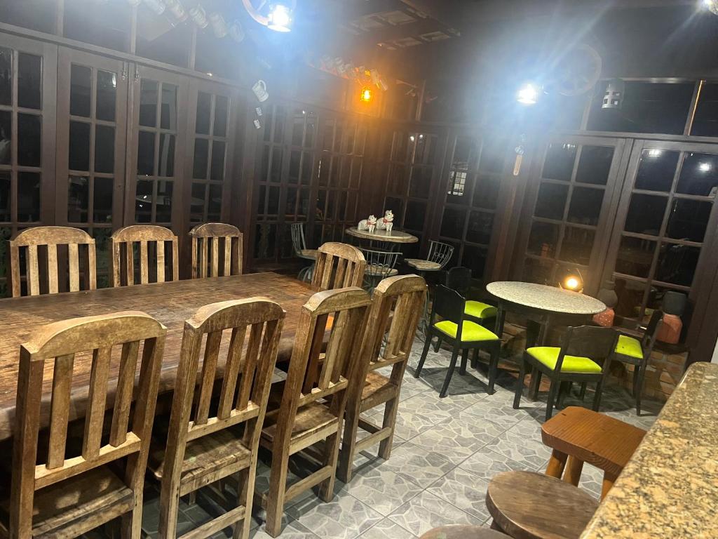 Uma área de estar em Refúgio Tranquilo na Natureza com Casa de Festas: Perfeito para Família e Amigos