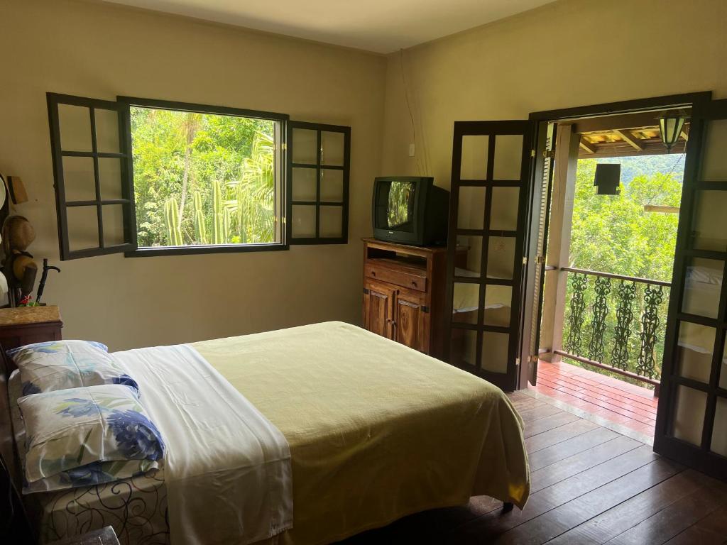 Cama ou camas em um quarto em Refúgio Tranquilo na Natureza com Casa de Festas: Perfeito para Família e Amigos