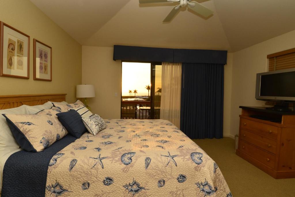 una camera con letto e TV a schermo piatto di Romantic Getaway to Seascape Villa ad Aptos