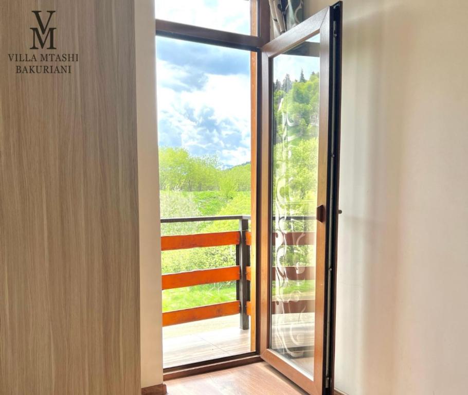 Nespecifikovaný výhled na hory nebo výhled na hory při pohledu z hotelu
