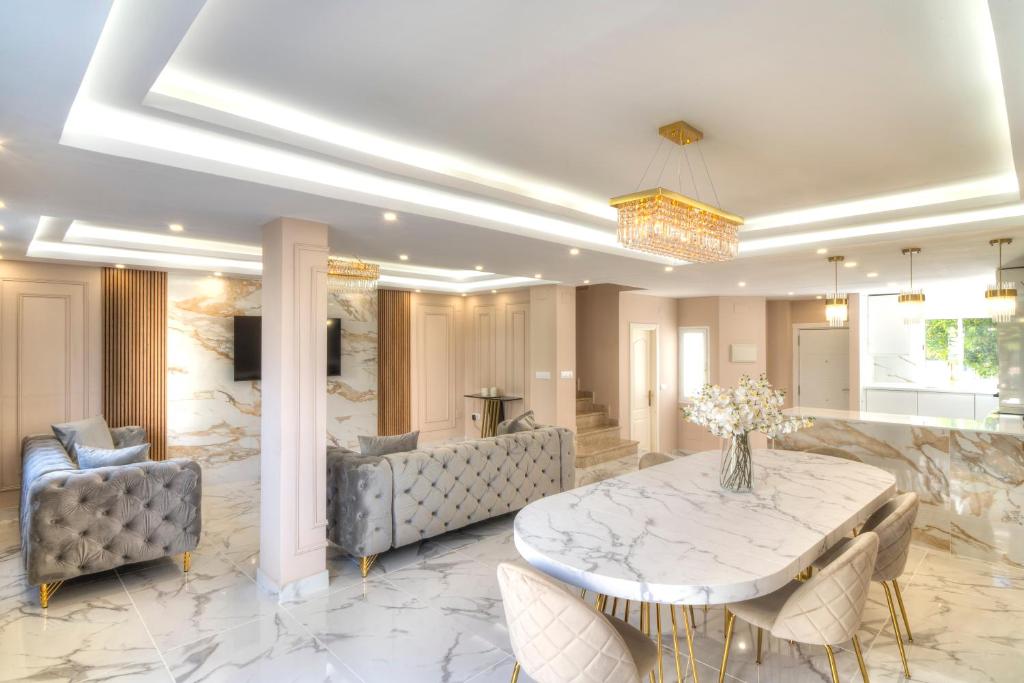 ein Wohnzimmer mit Tisch und Stühlen in der Unterkunft Serenity Luxury , Puerto Banús Marbella in Marbella