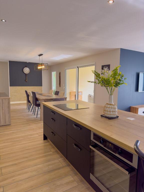 Fotografie z fotogalerie ubytování Maison Familiale Moderne avec Grand Jardin à Bommes - Un Havre de Paix pour vos Vacances v destinaci Bommes