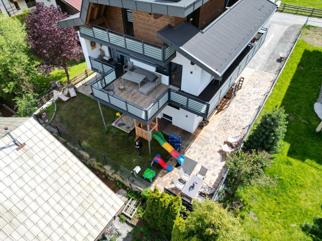 una vista aérea de una casa con patio trasero en Apart Aurelia en Längenfeld