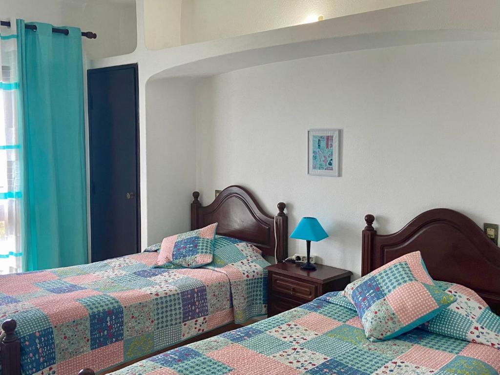 2 nebeneinander sitzende Betten in einem Schlafzimmer in der Unterkunft Vivenda Silvestre in Albufeira