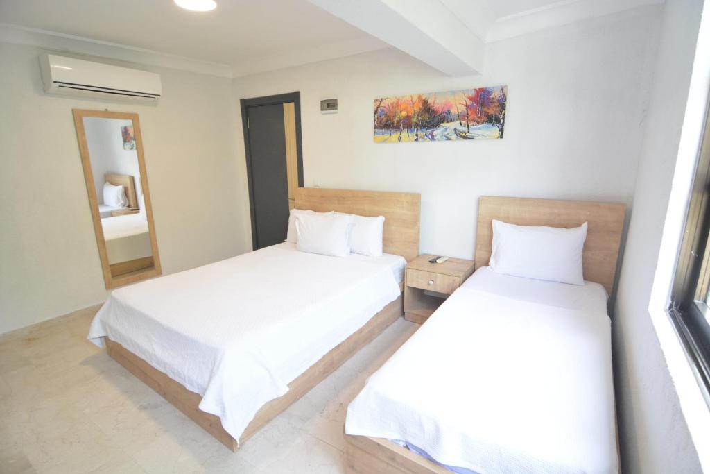 Postel nebo postele na pokoji v ubytování Ados Hotel