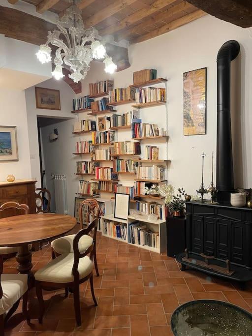 Knihovna v apartmánu
