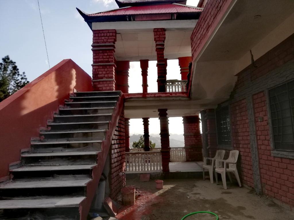 zewnętrzny widok na budynek ze schodami w obiekcie Luxury Sunset Villa w mieście Abbottabad