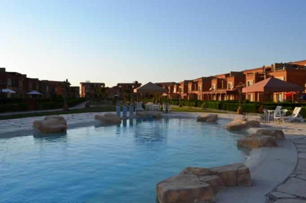 Bazén v ubytování Verona Chalet in Marina Wadi Degla Ain Sokhna - Second Floor nebo v jeho okolí