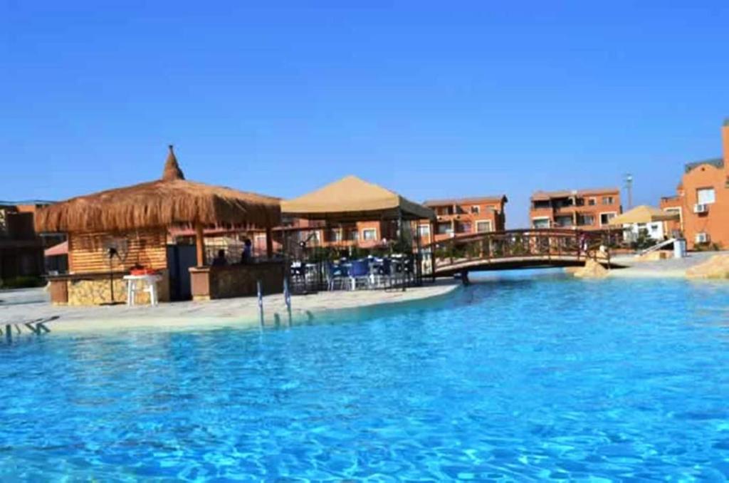 Bazén v ubytování Verona Chalet in Marina Wadi Degla Ain Sokhna - Second Floor nebo v jeho okolí
