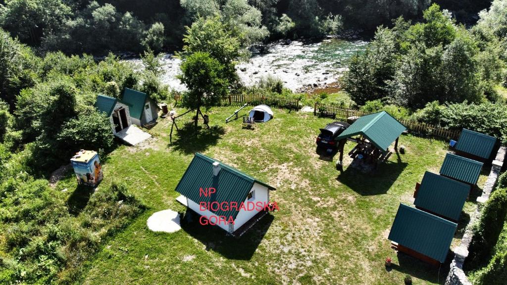 una vista aerea di un cortile con un cartello vietato fumare di Private accommodation Kalezić a Mojkovac